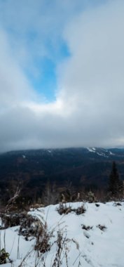 Kar ve dağlarla kaplı kış manzarası