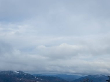 Karla kaplı kış dağları