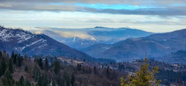 Dağları ve bulutları olan güzel bir manzara