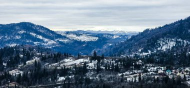 Kış dağ manzarası, dağın tepesinden manzara.