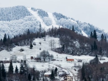 Karlı dağlarla kaplı kış manzarası