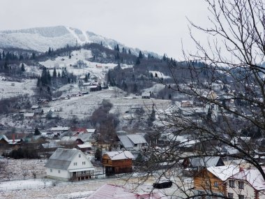 Kışın köy. Karpat Dağları