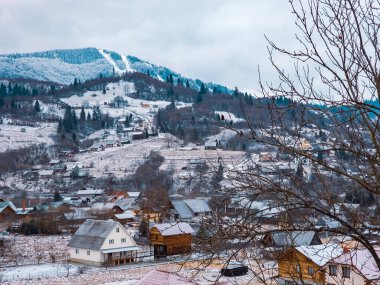 Kışın köyde kış manzarası