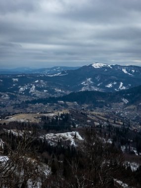 Dağlarda kış manzarası