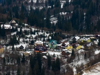 Kış dağlarındaki köy, Karpatlar, Ukrayna