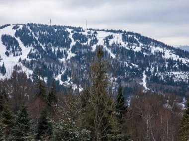 Dağlarda kayak merkezi