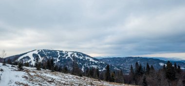 Kışın Karpat Dağlarının güzel manzarası