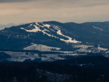 Dağları ve bulutları olan güzel bir manzara