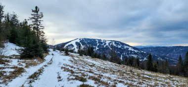 Bulutlu bir günde kış dağı manzarası