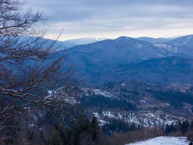 Dağlar ve karla kaplı güzel bir manzara.