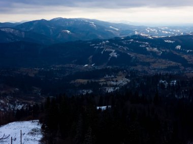 Dağ ve ormanlı kış manzarası