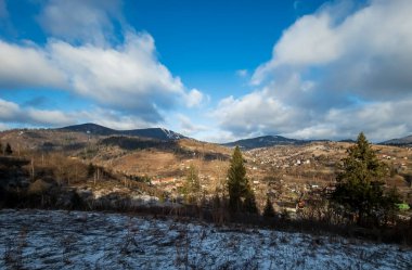 Karpat Dağları 'ndaki güzel kış manzarası