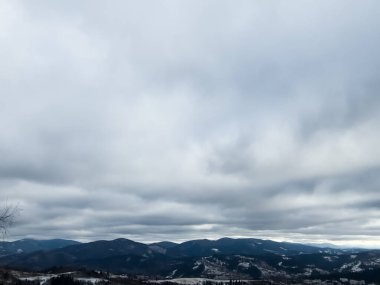 Dağlarda dağları olan güzel bir manzara.