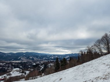 Dağlarda kış manzarası