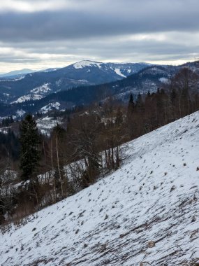 Kışın güneşli bir günde güzel bir dağ manzarası
