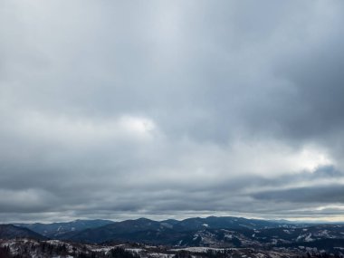 Karla kaplı ağaçlarla kaplı kış manzarası