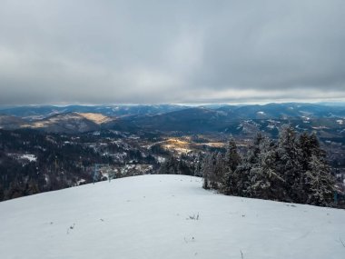 Romanya 'daki Karpat Dağları' nın güzel bir fotoğrafı.