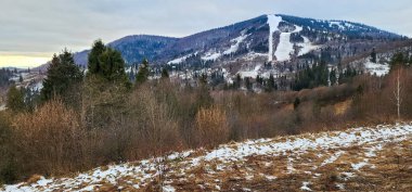 Karla kaplı dağlarla kaplı kış manzarası