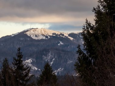 Dağlarda kış manzarası