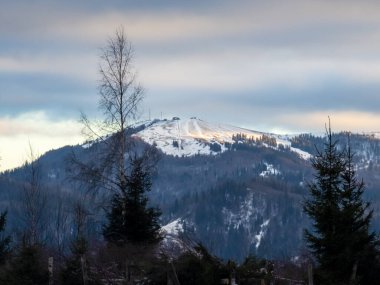 Dağ manzaralı güzel bir kar manzaralı - dağlarla kaplı.