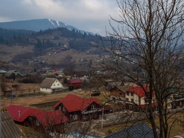 Dağlardaki köyün güzel manzarası