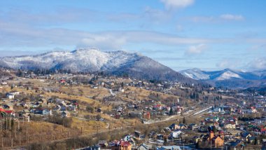 Dağlardaki köyün manzarası