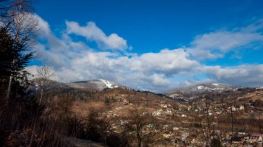 Dağlardaki köyün manzarası