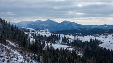 Kışın dağların güzel manzarası