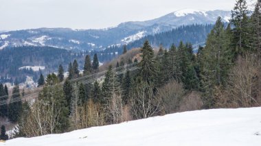 Dağlardaki, ormanlardaki ve dağlardaki kış manzaraları