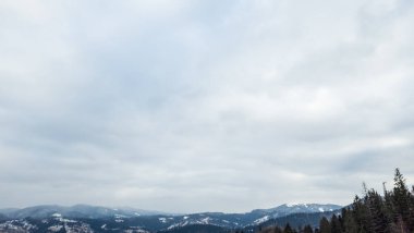 Karla kaplı ağaçlarla kaplı kış manzarası