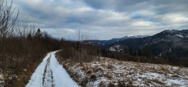 Kışın dağlarda karla kaplı bir kış manzarası.