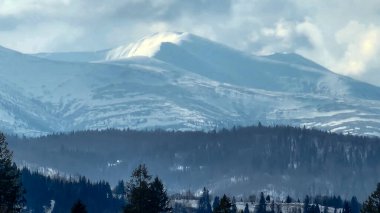 Arka planda dağ sırası olan güzel bir manzara.