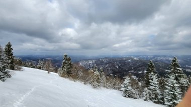 Kış dağı manzarası. Dağlar karla kaplı..