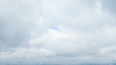 Bulutlu mavi gökyüzü