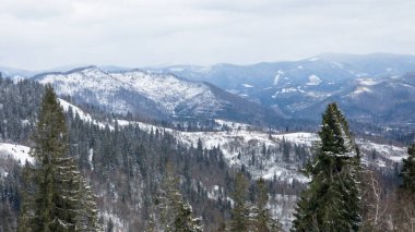 Karla kaplı dağlardan oluşan kış manzarası