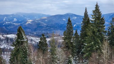Dağlardaki güzel dağ manzarası