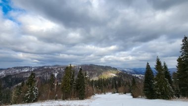 Dağlarda kış manzarası