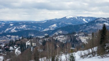 Dağların arkasında güzel bir manzara.