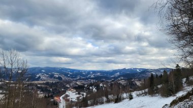 Karla kaplı güzel kış manzarası - dağlarla kaplı