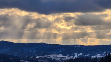 Güzel kış manzarası Dağlarda bulutlar ve güneş