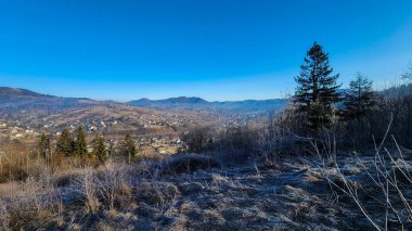 Kışın bir dağ sırasının güzel manzarası