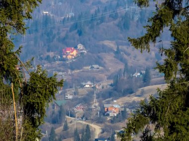 İlkbaharda dağlarda bir tepede küçük bir köy