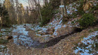 İlkbaharda güzel bir dağ manzarası