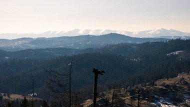 Güneşli bir kış gününde bir dağ manzarasının alçak açılı görüntüsü.