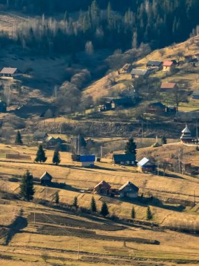 Dağlarda bir dağ köyü olan güzel bir manzara