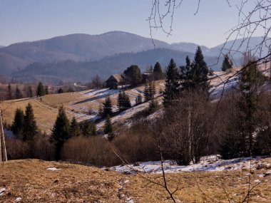 Kar ve dağlarla kaplı kış manzarası