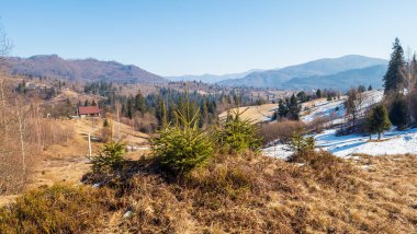 Ormanda dağ köyü olan kış manzarası