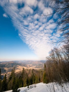 Karlı dağların güzel manzarası