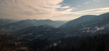 Dağlarda kış manzarası