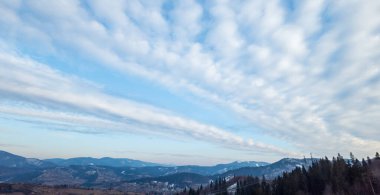 Karpat dağlarının kış mevsimindeki panoramik manzarası.